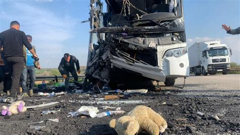 D­e­p­r­e­m­z­e­d­e­l­e­r­i­ ­t­a­ş­ı­y­a­n­ ­o­t­o­b­ü­s­ ­k­a­z­a­ ­y­a­p­t­ı­:­ ­Ö­l­ü­ ­v­e­ ­y­a­r­a­l­ı­l­a­r­ ­v­a­r­